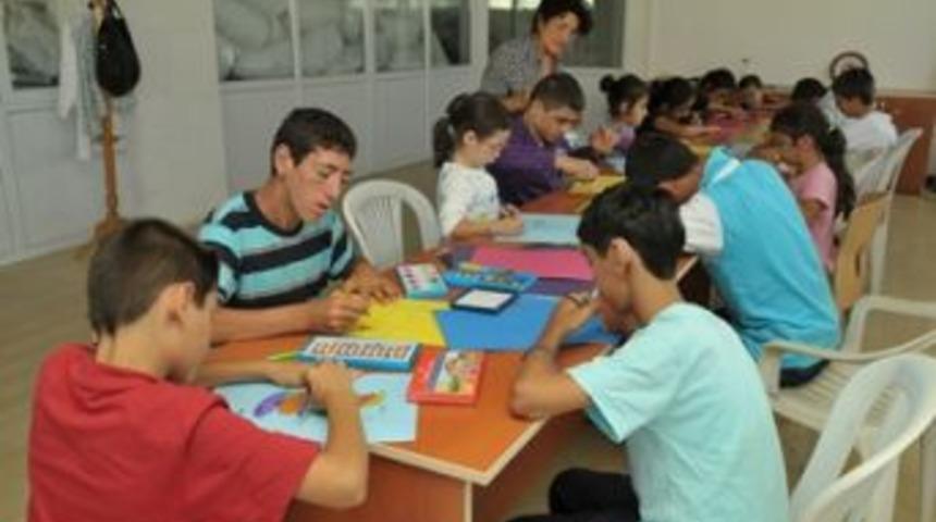 G&ouml;n&uuml;l Elleri'yle engelleri aşıyorlar