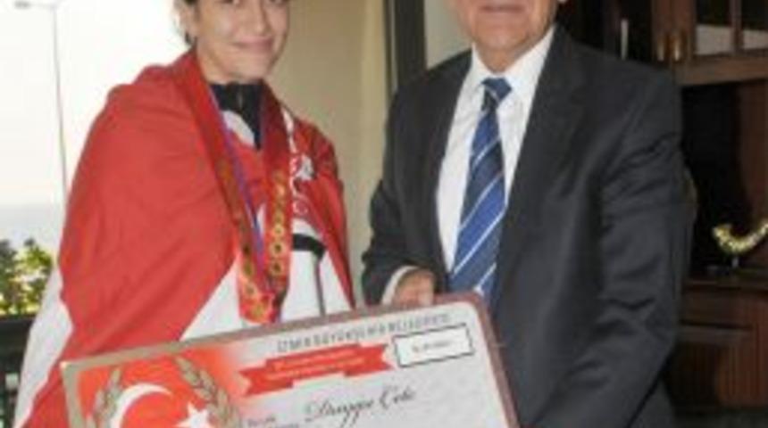 Paralimpik Olimpiyatları'na Katılan Duygu, İzmir'in Gururu Oldu