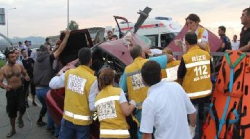Bariyer Aracı İkiye B&ouml;ld&uuml;, Baba Ve Oğlu Ağır Yaralandı