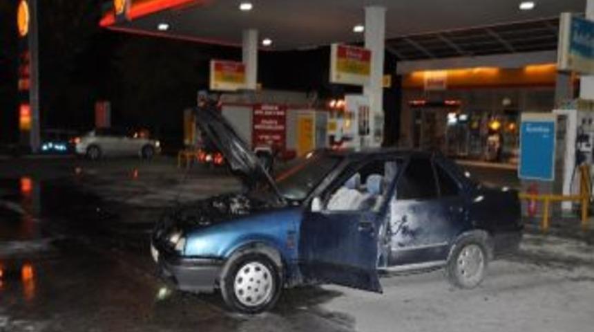 Otomobil Akaryakıt İstasyonunda Alev Aldı