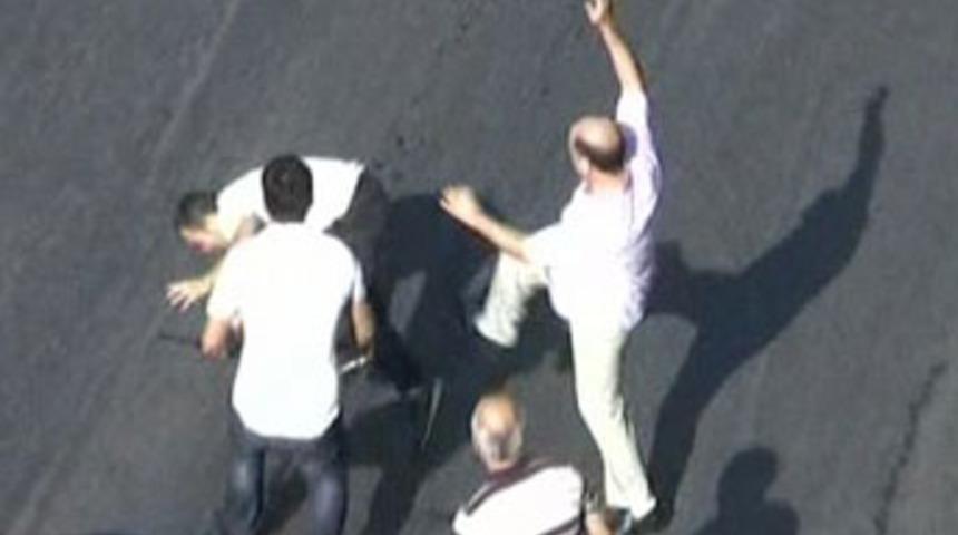 Sokak kavgasında birbirlerine b&ouml;yle girdiler