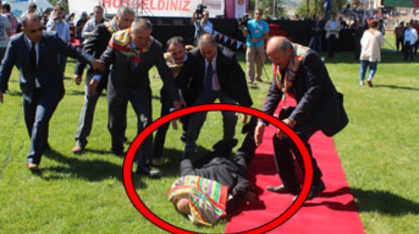 Bah&ccedil;eli, kırmızı halı &uuml;zerinde y&uuml;r&uuml;rken d&uuml;şt&uuml;