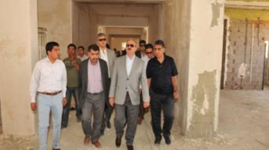 Vali Karaloğlu, G&uuml;rpınar&rsquo;daki Okul İnşaatında İncelemelerde Bulundu