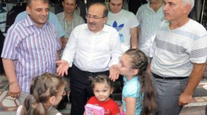 İki Kız Kardeş Başkan G&uuml;mr&uuml;k&ccedil;&uuml;oğlu&rsquo;nu Unutmadı