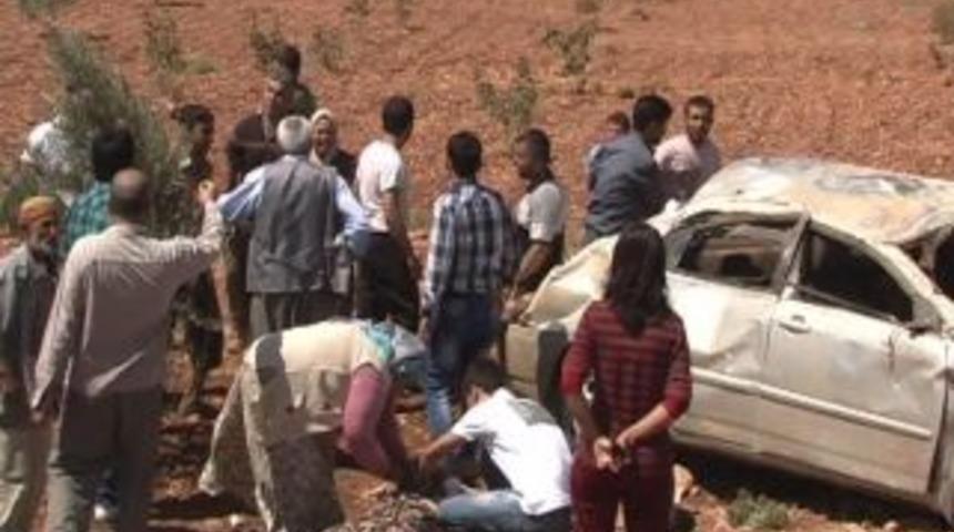 K&ouml;y yolunda kaza: 1 &ouml;l&uuml; 6 yaralı