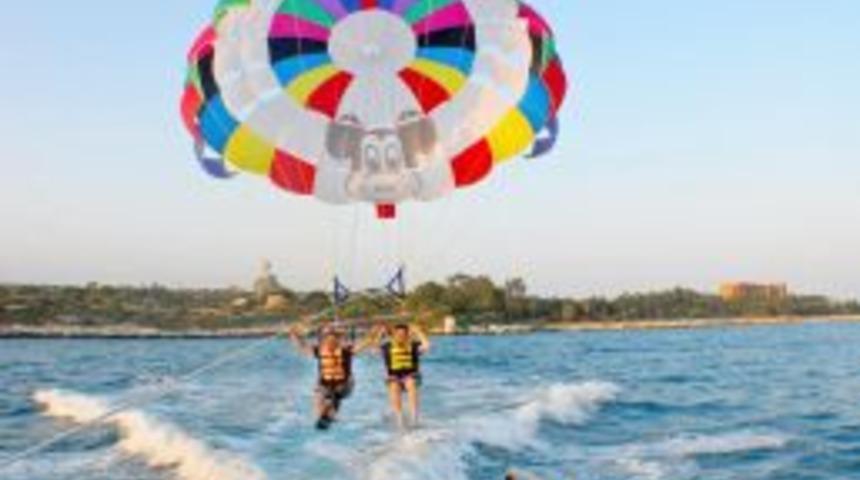 AGİD Üyeleri Hem Daldı Hem Kızkalesi’nin Manzarasını Paraşütle Izledi