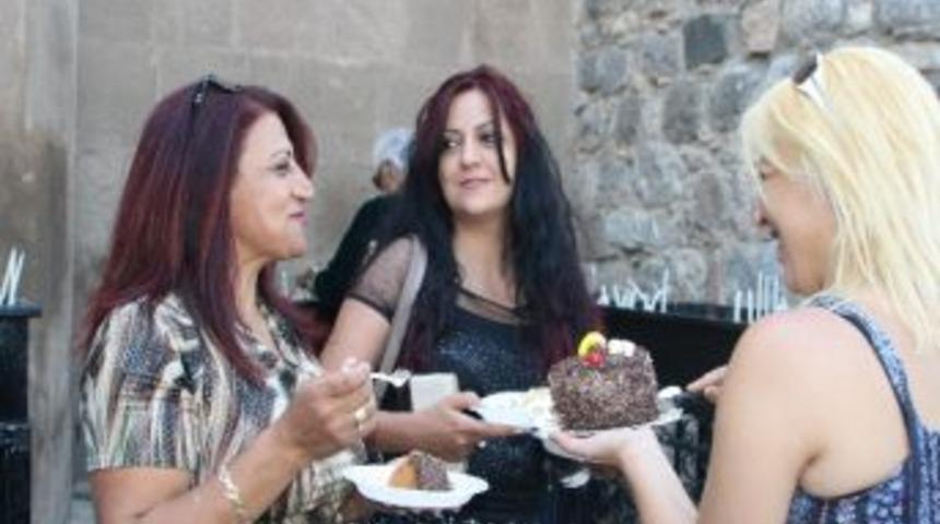 Ayin &Ouml;ncesi Doğum G&uuml;n&uuml; Kutlaması