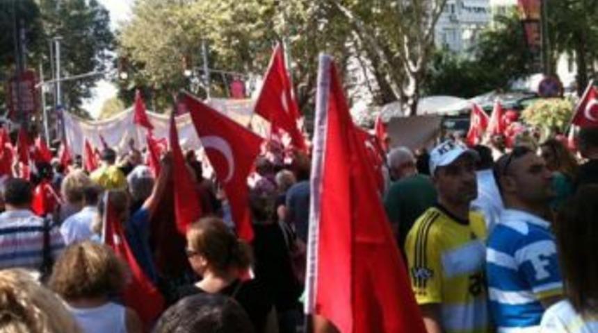 Fenerbah&ccedil;e Taraftarı, Ter&ouml;re Lanet Y&uuml;r&uuml;y&uuml;ş&uuml; D&uuml;zenledi