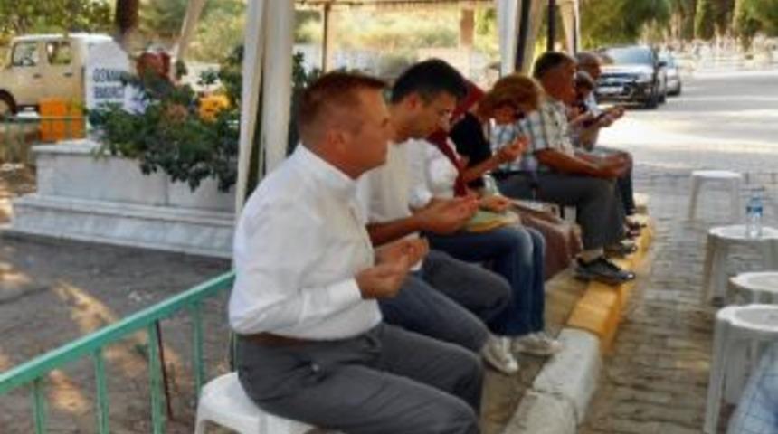 S&uuml;per Vali Yazıcıoğlu S&ouml;ke&rsquo;deki Kabri Başında Dualarla Anıldı