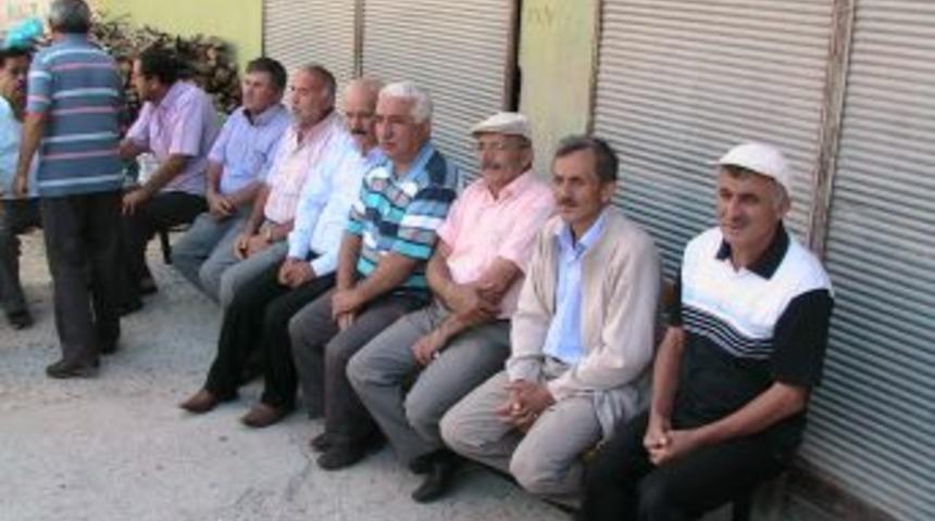 Hasanlı k&ouml;y&uuml;  şehit ailesine taziyede bulundu