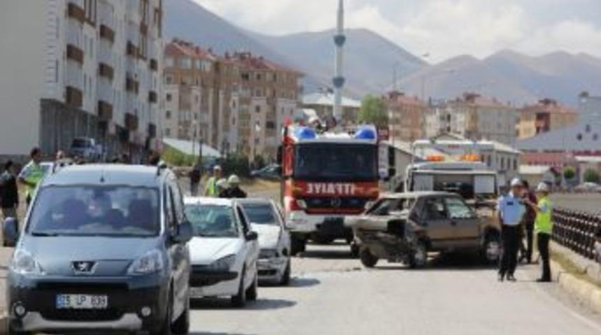 Erzurum&rsquo;da İki Ayrı Trafik Kazasında 12 Kişi Yaralandı