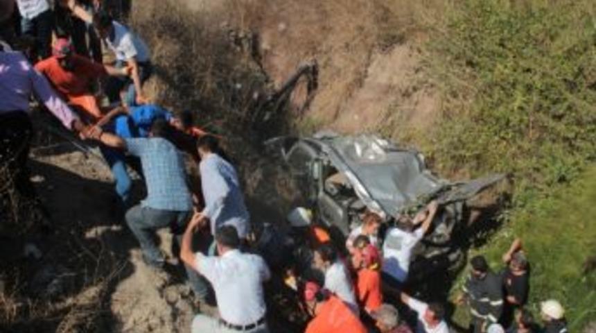K&ouml;pr&uuml;den U&ccedil;an Ara&ccedil;ta Can Pazarı