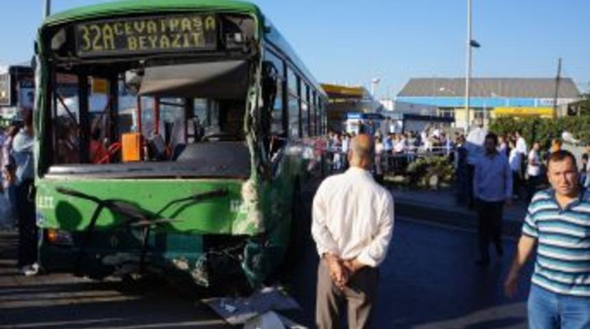 İETT Otob&uuml;s&uuml; Servis Minib&uuml;slerine &Ccedil;arptı: 1 &Ouml;l&uuml;, 12 Yaralı