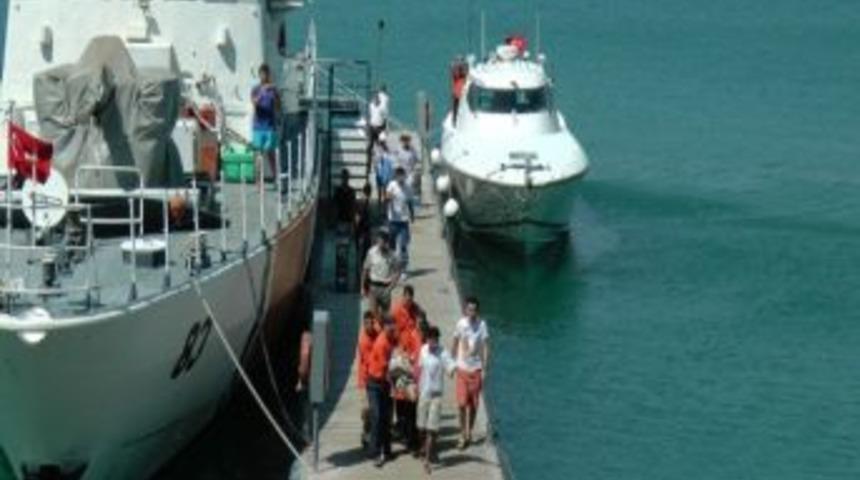 Yaralı Turisti Sahil G&uuml;venlik Botu Kurtardı