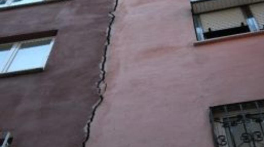 Deprem Olmadı Ama Bina Yerinden Oynadı