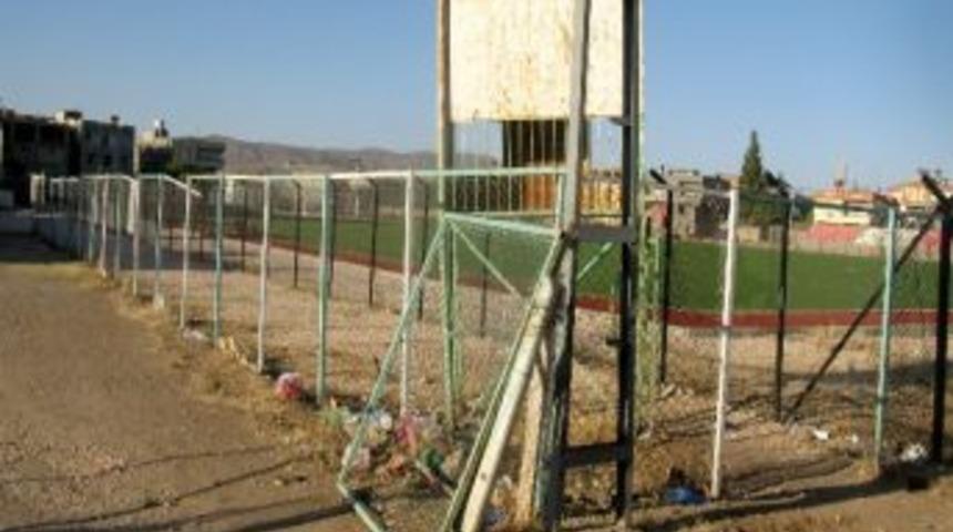 Araban İl&ccedil;e Stadı Bakımsızlıktan Adeta &Ccedil;&ouml;pl&uuml;ğe D&ouml;nd&uuml;