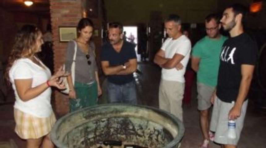 Yunan M&uuml;zisyenler Şark&ouml;y&rsquo;&uuml; Gezdi