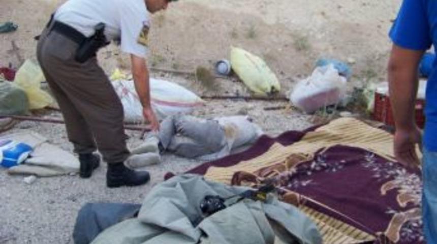 İş&ccedil;ileri Taşıyan Minib&uuml;s Şarampole Devrildi: 2 &Ouml;l&uuml;, 9 Yaralı