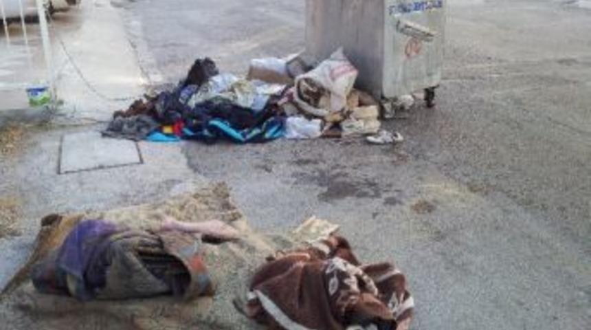 Kentin G&ouml;beğindeki &Ccedil;&ouml;pler Yığınlarına Vatandaş İsyan Etti