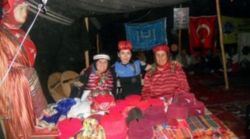 Toplum Destekli Polisler Y&ouml;r&uuml;k &Ccedil;adırlarını Ziyaret Etti