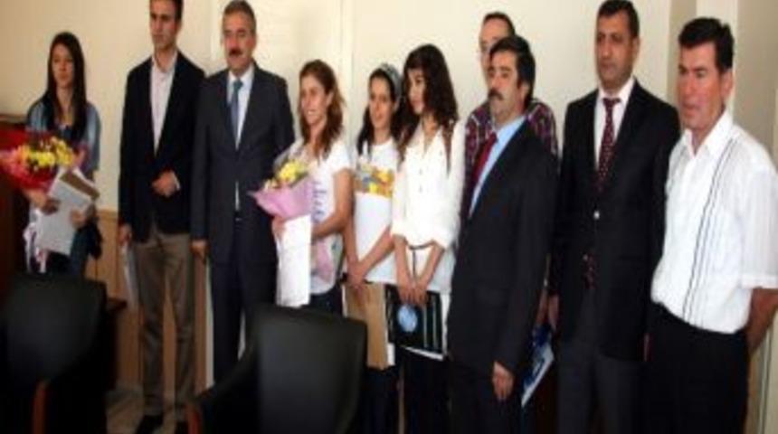 &Ccedil;i&ccedil;eği Burnunda &Ouml;ğretmenlere &Ccedil;i&ccedil;ekli Karşılama