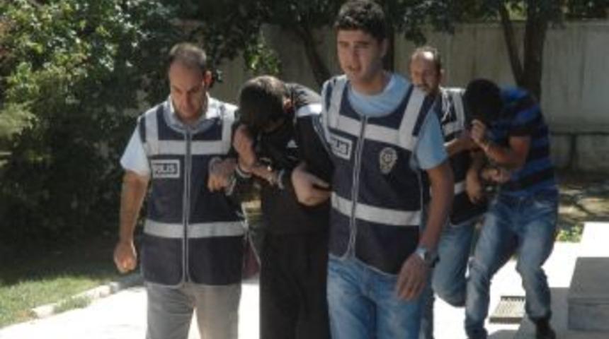 Fuhuş İ&ccedil;in Kartvizit Atan 2 Ş&uuml;pheli Yakalandı