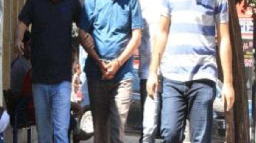 Karısını Kadın Kılığına Girerek &Ouml;ld&uuml;ren Katil Zanlısı &lsquo;pişman Mısın?&rsquo; Diye Soran Gazetecilere Tepki G&ouml;sterdi