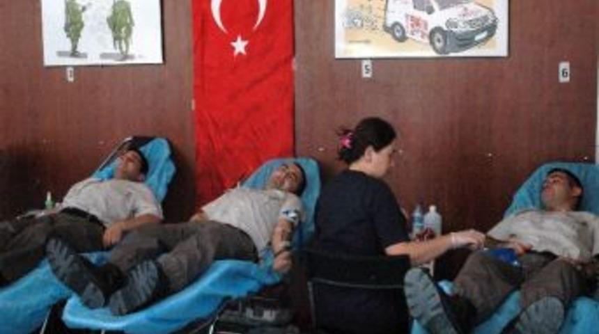 Ko&ccedil;arlı&rsquo;da Askerlerden Kızılay Kan Bağışına B&uuml;y&uuml;k Destek