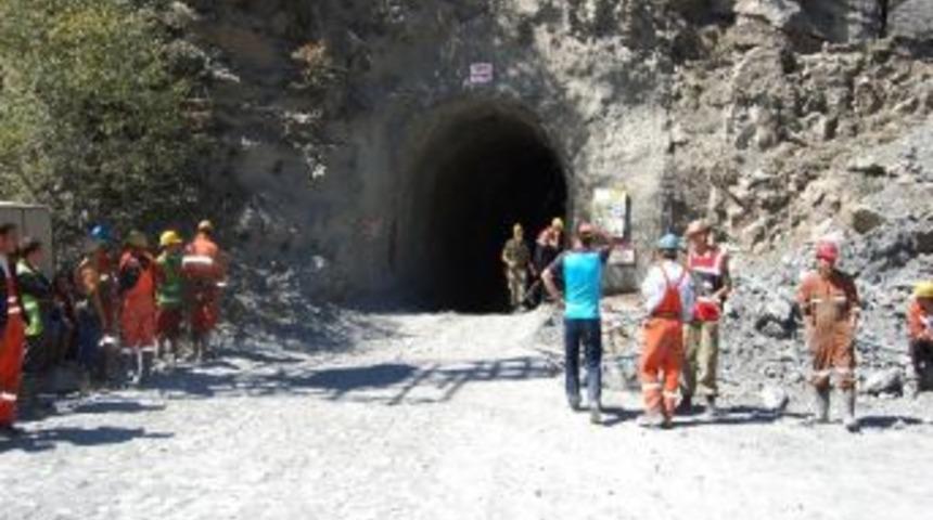 Bakır Madeninde G&ouml;&ccedil;&uuml;k: 1 &Ouml;l&uuml;, 1 Yaralı