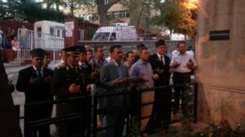 Y&uuml;zbaşı Şehit Cemal Mezarı Başında Anıldı