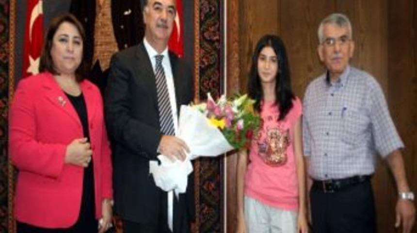Vali Al Başarılı &Ouml;ğrencileri Ağırladı