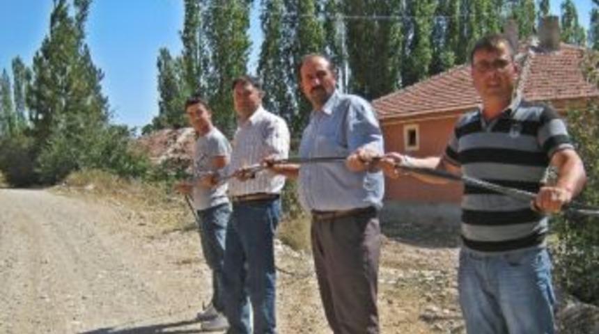 Telefon Kabloları 1 Yıldır Yeralıtına Alınmayı Bekliyor