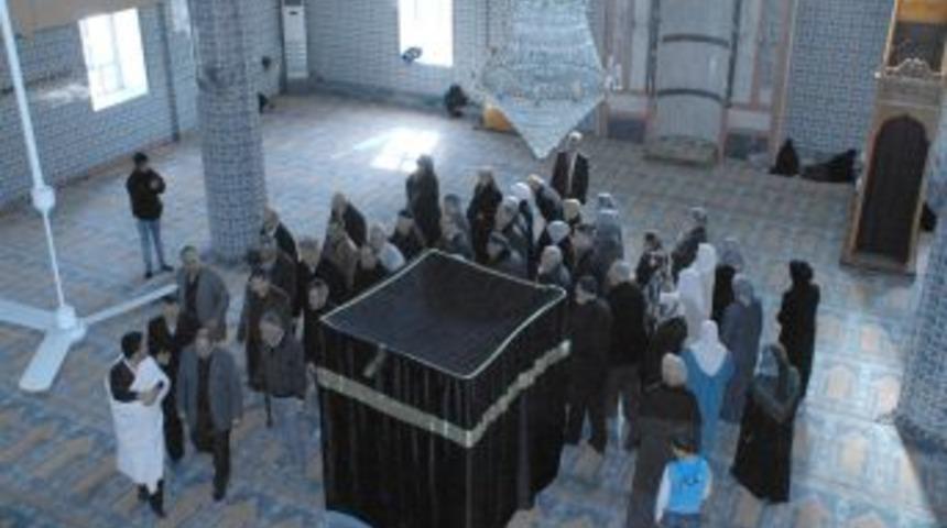 Hacı Adayları Kabe Maketi Etrafında Temsili Tavaf Yaptı