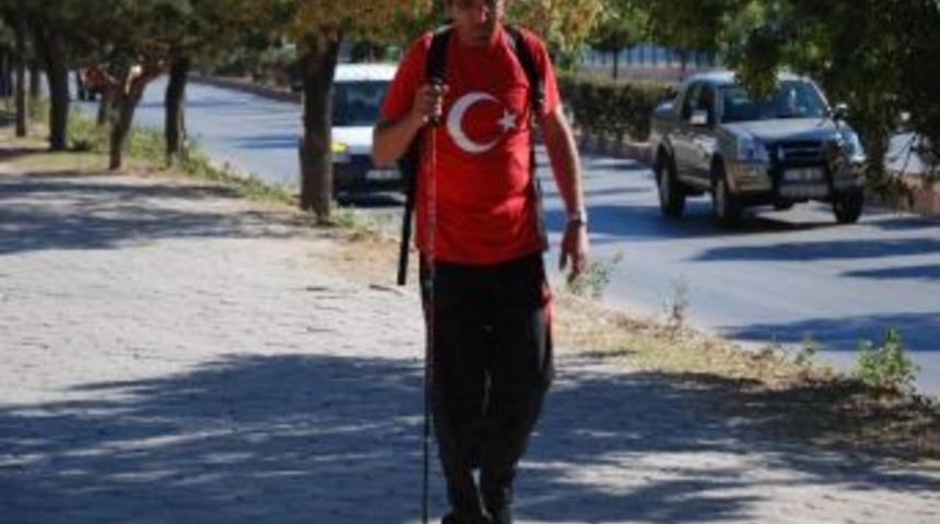 Ter&ouml;re Y&uuml;r&uuml;yerek Lanet Okuyor