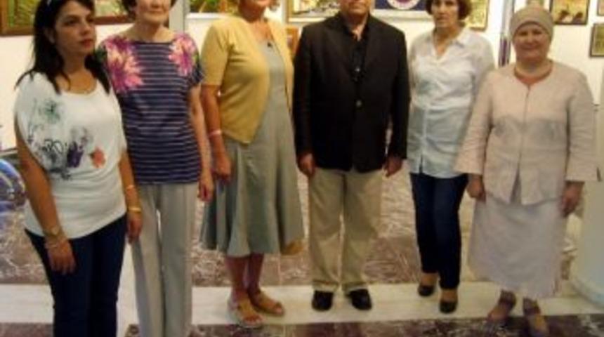 Boz&uuml;y&uuml;kl&uuml; Kadınlardan Kumdan Resim Sergisi