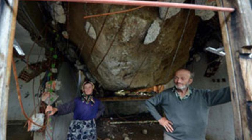 200 tonluk kaya 6 aydır evin &uuml;zerinde