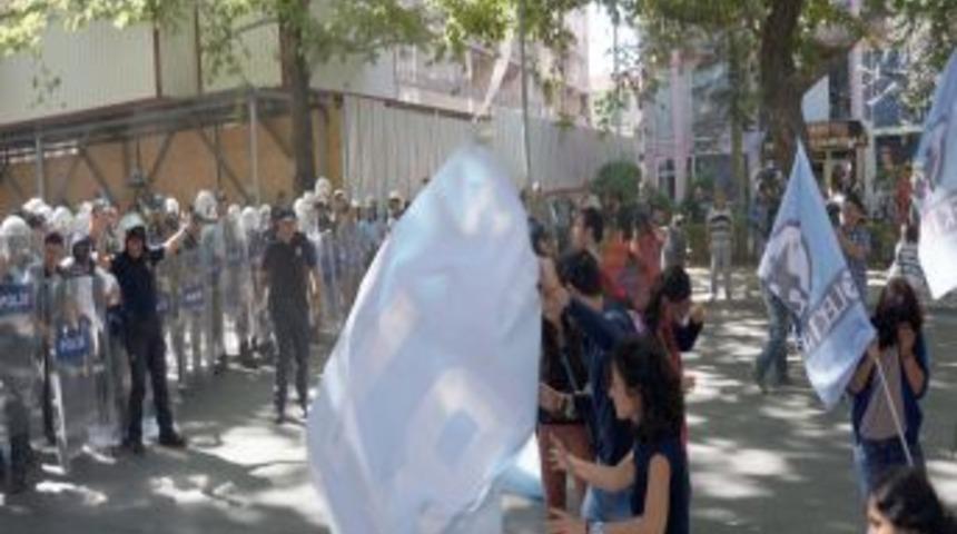 Başbakanlık'a Y&uuml;r&uuml;mek Isteyen Gruba Polis Biber Gazıyla M&uuml;dahale Etti