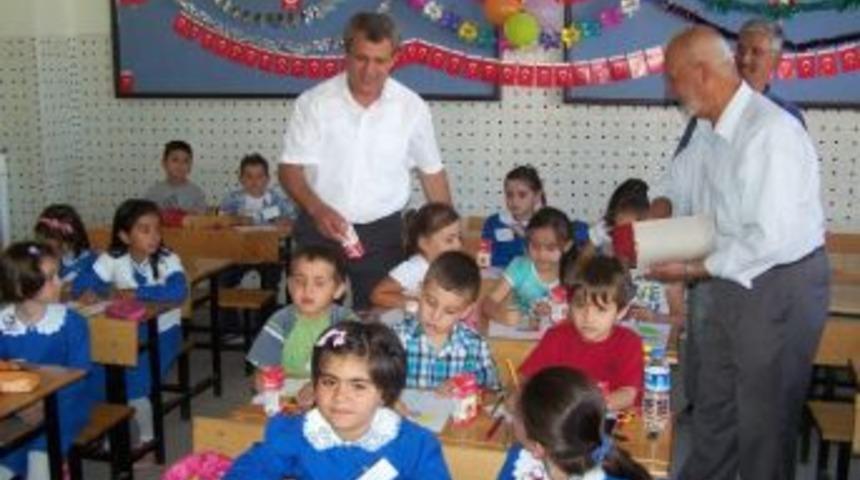 Hayırseverlerden Miniklere &Ccedil;ikolata Ve Meyve Suyu İkramı