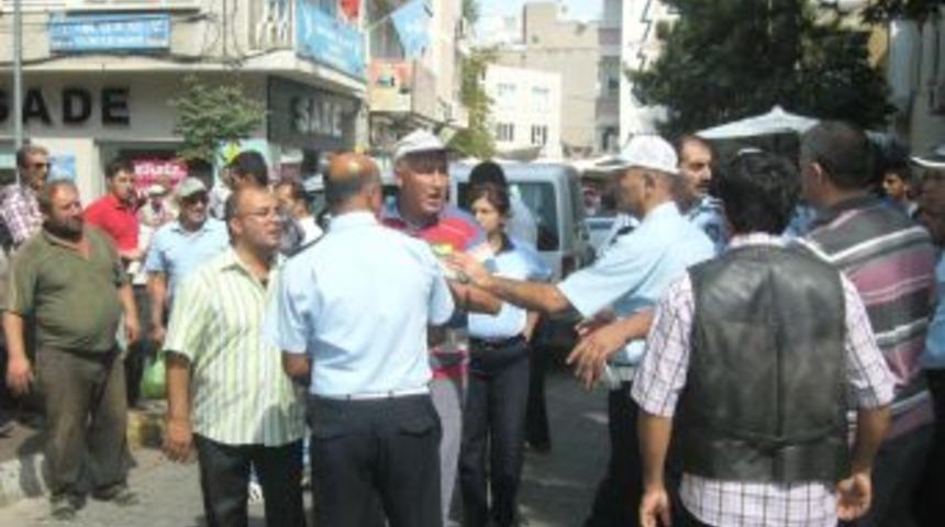 Kaldırım Işgali Yapan K&ouml;yl&uuml; Esnafı Ile Zabıta Arasında Kavga &Ccedil;ıktı