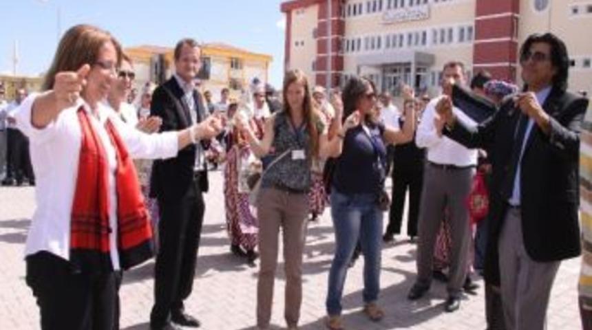 Avrupalı Akademisyenlerin Halay Keyfi