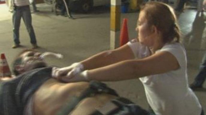 &Ccedil;ocuklarını G&ouml;remeyince &Ccedil;ıktığı Direkten Kendini Aşağı Attı