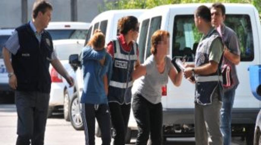 Fuhuş Yaptırırken Yakalanan Kadın Polise Sarılıp Ağladı