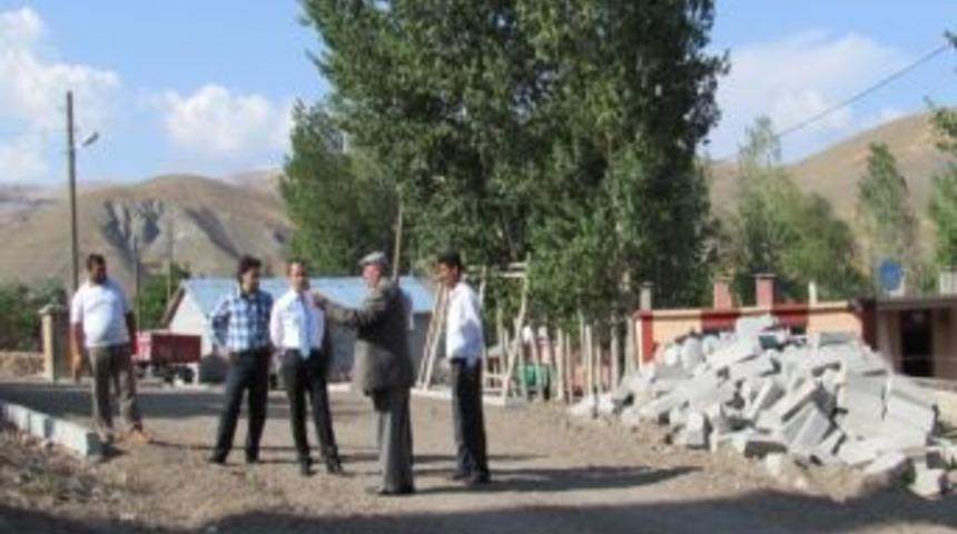 Ahlat Kaymakamı Osman D&ouml;lek Yol &Ccedil;alışmasını İnceledi