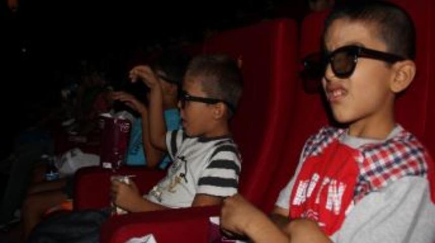 &Ccedil;ocuklar Polisle Sinemaya Gitti
