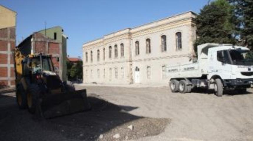 Bursa'da Tarihi Erkek Lisesi G&uuml;ny&uuml;z&uuml;ne &Ccedil;ıktı