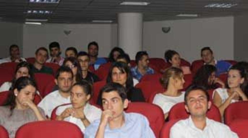 Gen&ccedil; &ouml;ğretmenler uyum eğitiminde