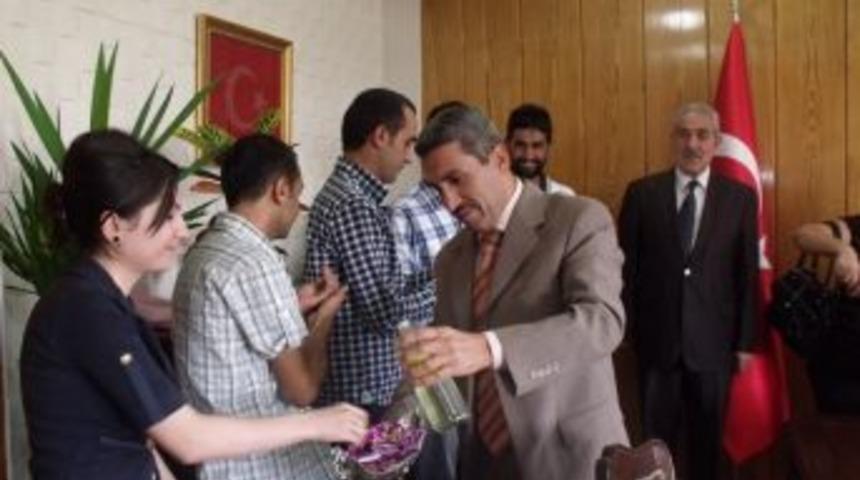 Yeni &ouml;ğretmenlere &ccedil;ikolatalı karşılama