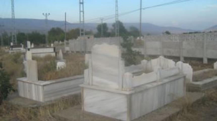Mezarlıklar ayaklar altında kaldı