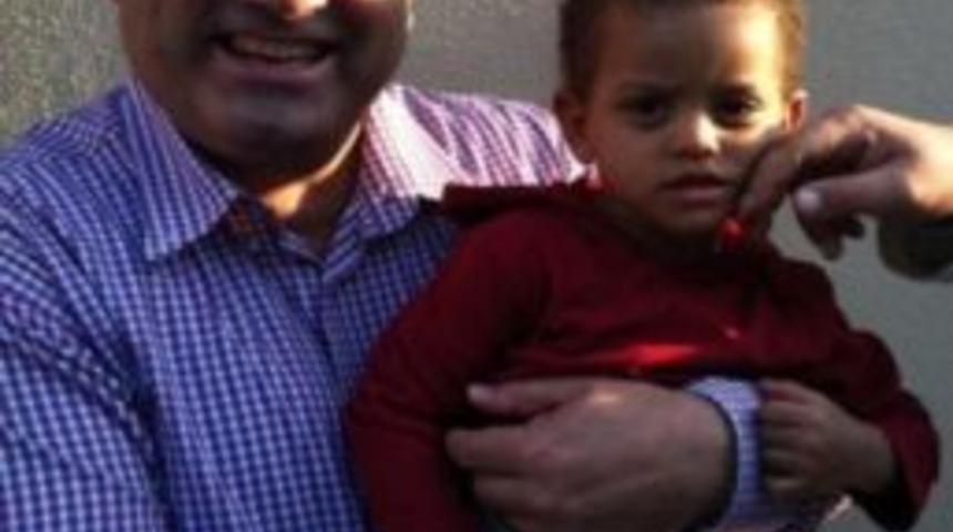 Ak Parti İzmir Milletvekili Rıfat Sait, Batan M&uuml;lteci Teknesinden Sağ &Ccedil;ıkan Tek &Ccedil;ocukla Buluştu