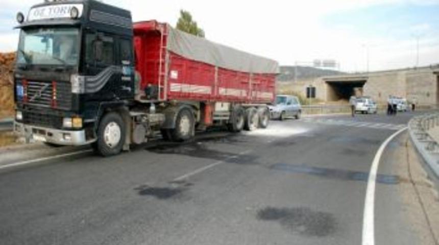 Boz&uuml;y&uuml;k&rsquo;te Tır Yangını